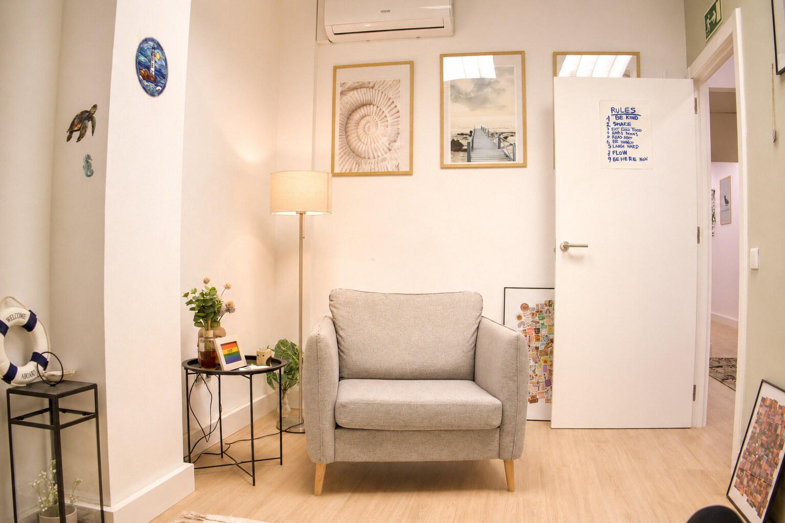 Consulta individual cálida y luminosa de Psicoterapia Isla en Viladecans
